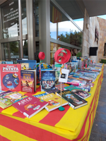 Per Sant Jordi, la Biblioteca al carrer