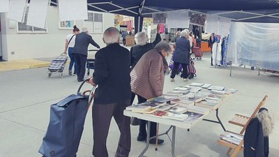 Almenar apropa la lectura als barris amb la biblioteca itinerant