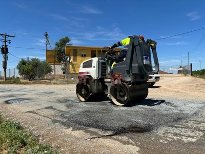 La màquina duent a terme les tasques d'arranjament dels camins municipals