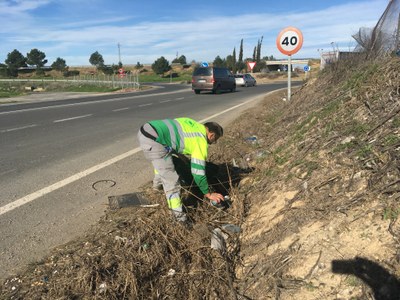 Alcarràs activa un servei per eliminar plàstics acumulats a espais de l’entorn proper del casc urbà
