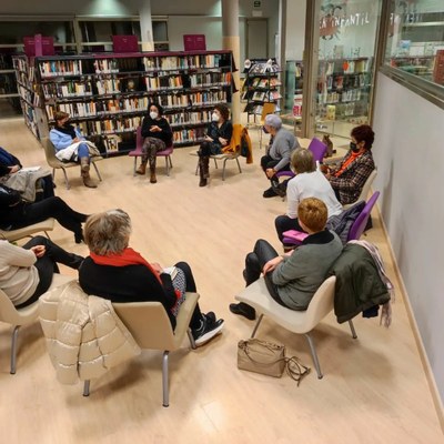 Alcarràs apropa la literatura a tothom amb els grups de lectura de la Biblioteca Joaquim Montoy