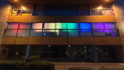 Alcarràs commemora el dia de l’Orgull LGTBI+ il·luminant amb la bandera de l’Arc de Sant Martí la façana del CCM Lo Casino