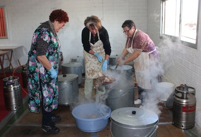 Alcarràs elabora 3.800 llonganisses per la Festa del Porc