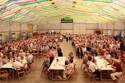 Alcarràs homenatja la gent gran de la vila en un acte multitudinari a la Festa Major d'Estiu