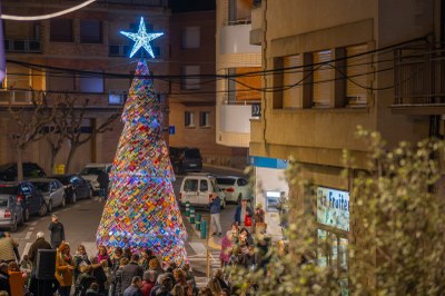 Alcarràs inaugura l’arbre fet amb quadrats de ganxet més alt de Catalunya