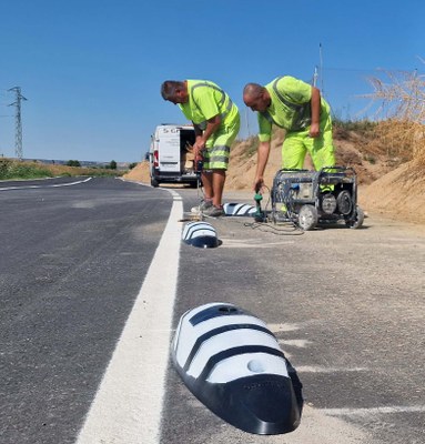 Alcarràs instal·la 200 separadors del carril bici i per a vianants del camí del Saladar