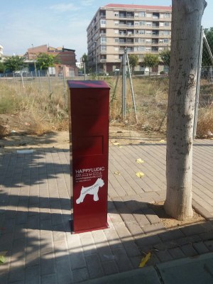Alcarràs instal·la papereres en diversos punts de la ciutat per recollir excrements de gossos