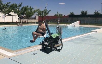 Alcarràs instal·la una cadira adaptada a la piscina municipal per a que persones amb mobilitat reduïda puguin banyar-se