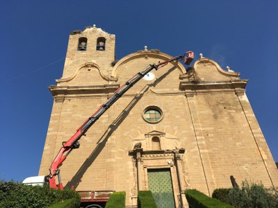 Alcarràs neteja els nius de cigonya de l'església