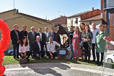 Alcarràs reconeix les persones donants de sang amb una estàtua davant el centre de salut