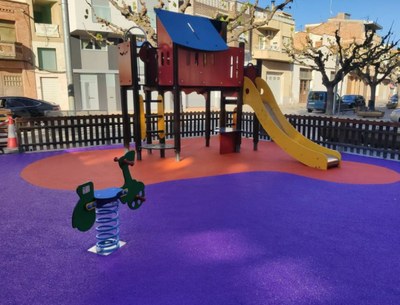 Alcarràs renova i millora el parc infantil de la plaça del Toll