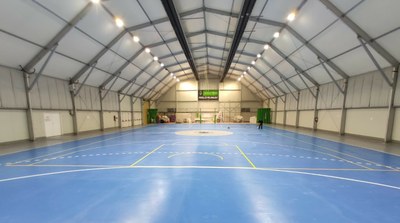 Alcarràs renova les pistes del Pavelló Polivalent i del Poliesportiu Municipal