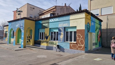 Alcarràs ultima un mural sobre el potencial de la bioeconomia a l'edifici de les Escoles Velles, futura seu del BioHubLab