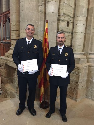 Dos agents de la Policia local d'Alcarràs, felicitats en el Dia de les Esquadres