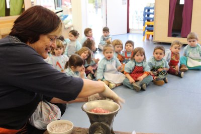 Els infants de l’Escola Bressol Municipal d’Alcarràs aprenen a fer el ‘Mandongo’