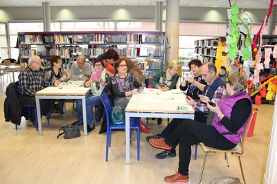 Els majors de 55 anys d’Alcarràs aprenen a fer fotos i vídeos amb el seu telèfon mòbil