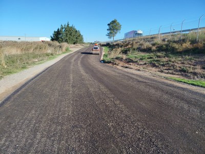 L’Ajuntament Alcarràs continua la regeneració de camins municipals amb una prova pilot utilitzant quitrà reciclat