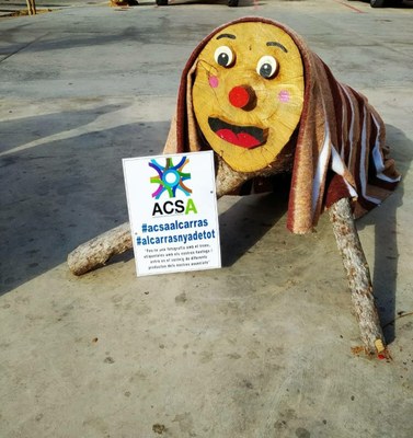 L’associació de comerç i serveis d’Alcarràs omple la vila amb troncs de Nadal i sorteja premis de 150, 100 i 50 euros entre les persones que es fotografiïn amb aquests