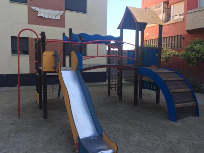 La Brigada Municipal d’Alcarràs arranja les places i parcs infantils del municipi 