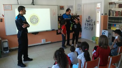 La Policia Local dóna classes als escolars sobre com anar segurs fins a l'escola