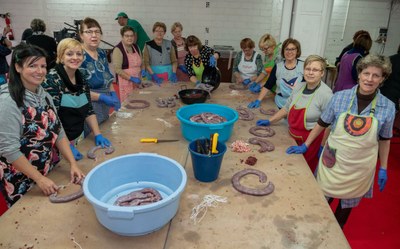 Les Mestresses de casa d’Alcarràs preparen el tradicional Mandongo per la Festa del Porc