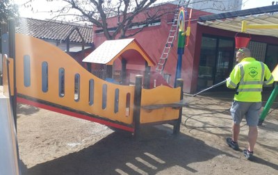Tasques de manteniment als patis de l’Escola Bressol Municipal d’Alcarràs