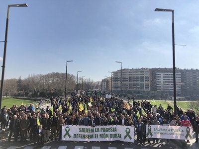 Tres mil pagesos i representants d’un centenar d’ajuntaments converteixen Lleida en un clam pel sector agrícola i ramader
