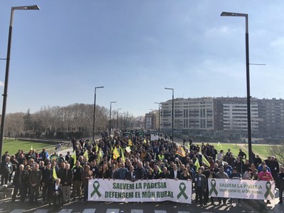 Tres mil pagesos i representants d’un centenar d’ajuntaments converteixen Lleida en un clam pel sector agrícola i ramader